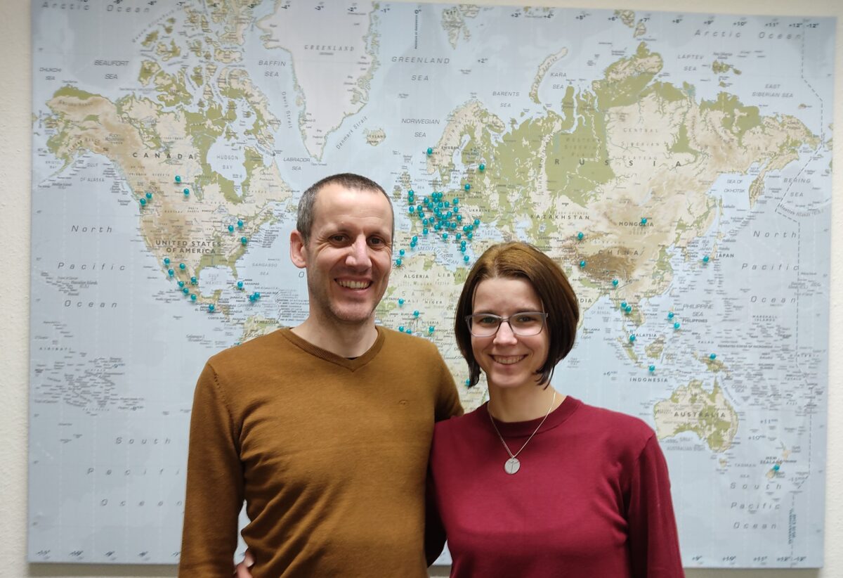 Wir vor der Karte mit den Einsatzorten aller VDM Missionare