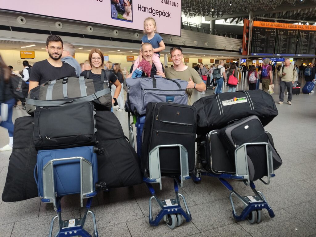 Abflug in Frankfurt mit allem Gepäck